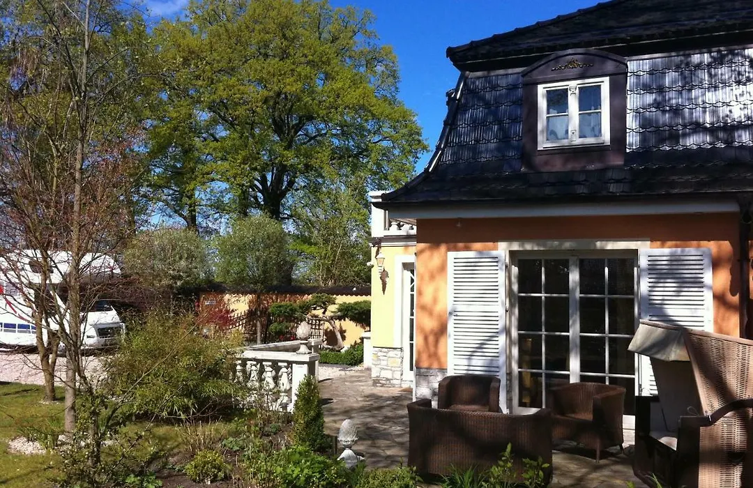 Yacht- , Und Reisemobilhafen "Historisches Faehrhaus" Wendenschloss-1